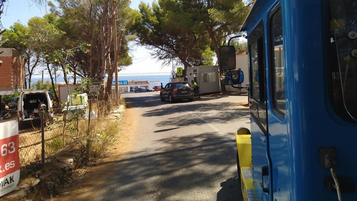 El trenet llega a la barrera que cierra el paso a los coches