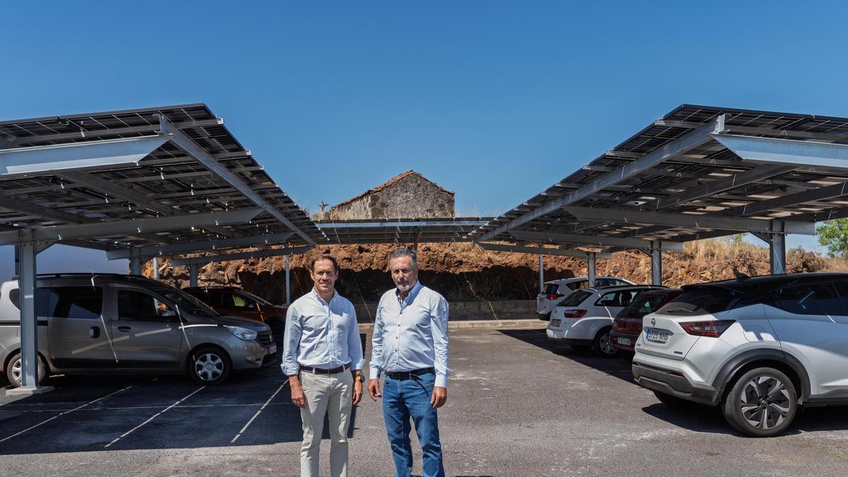 Mariano H. Zapata y Vicente Rodríguez Lorenzo (d), en las nuevas infraestructuras energéticas de La Palma.