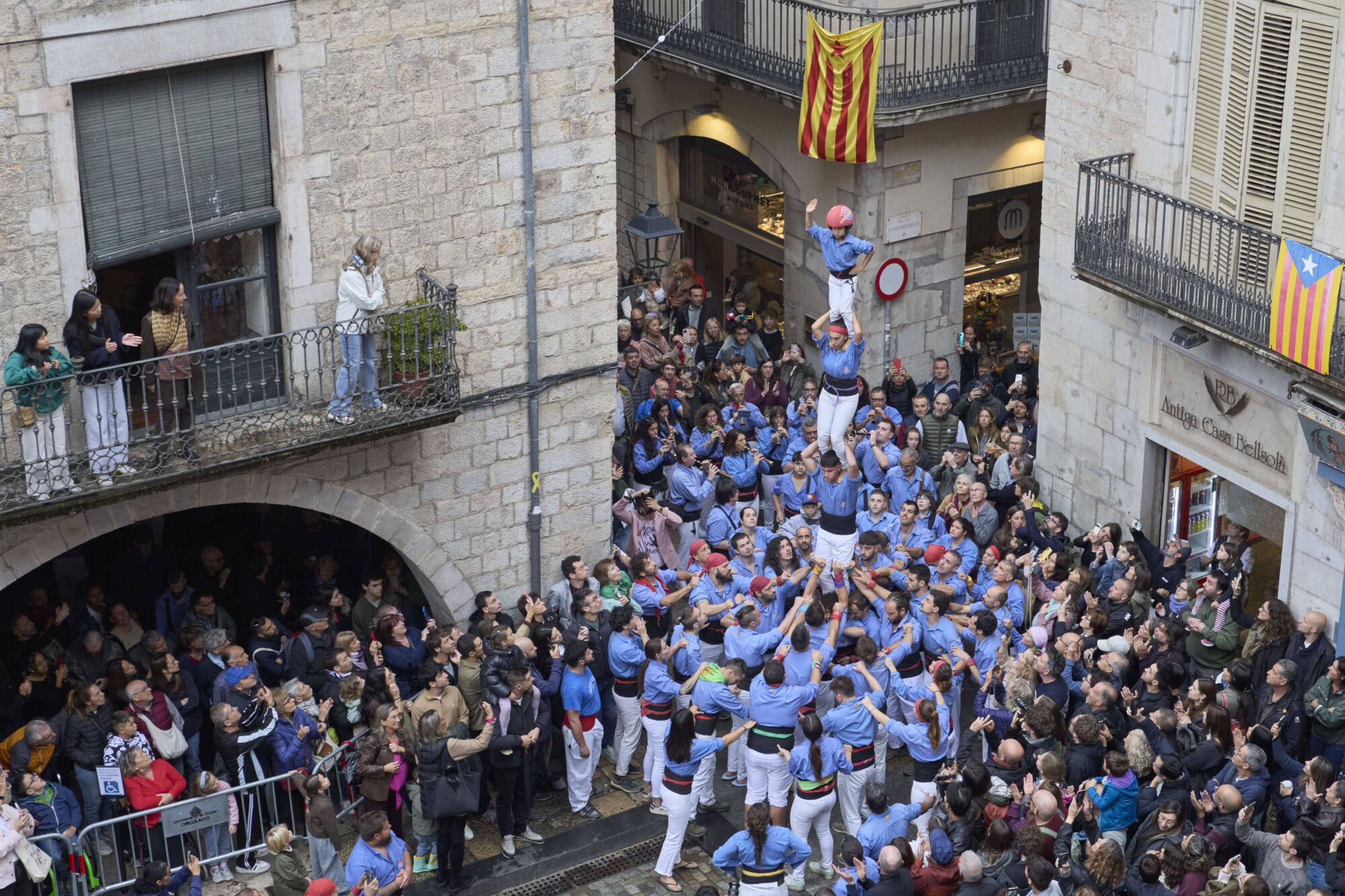 Diada Cartelera amb Els Marrecs de Salt, Capgrossos i Minyons de Terrassa a la plaça del Vi.