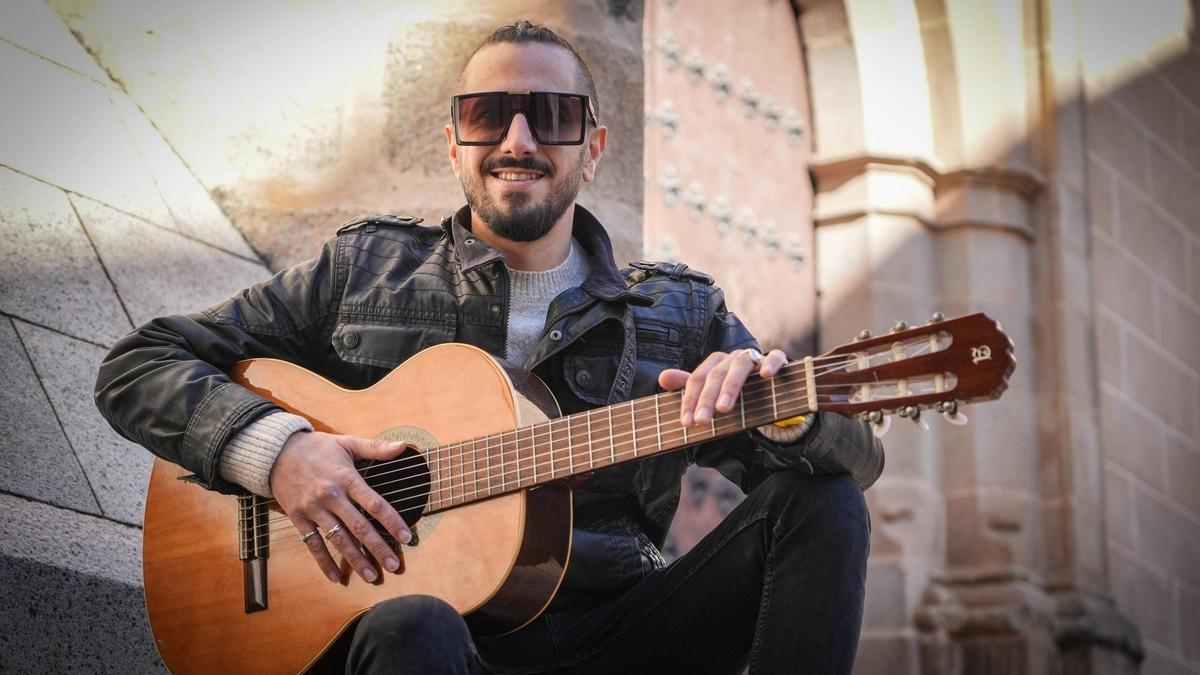 VÍDEO | Flako Rodríguez, cantautor pacense: “Reivindico temas como el tren extremeño en mis canciones”