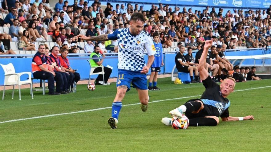 El celeste Obolskii, en el suelo, durante una acción del cara a cara en Sabadell.