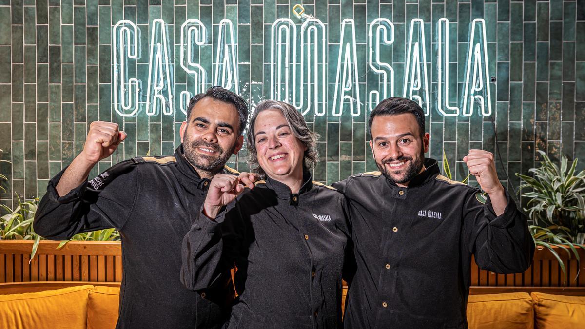 Gurmeet Singh, Isa Olmedo y Jordi Aros, ante el luminoso de Casa Masala.