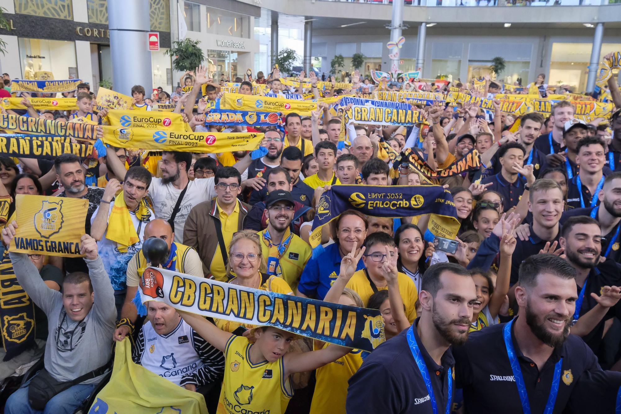 El Granca pasea la copa de campeón de la Eurocup por el CC Alisios