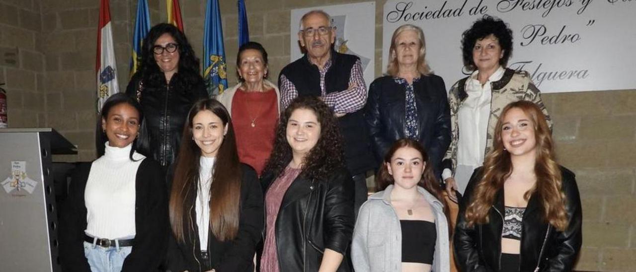 En la fila superior, Patricia González, Rosa Vega, Juan José Vega, Dolores Monzón y Mar Duarte; debajo, Ana Mbengue, Julia Da Silva, Lucía García, Lorena Mariño y Daniella Alumbreros.