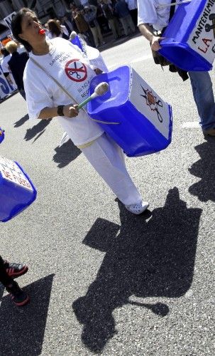 MILES DE PERSONAS PARTICIPAN EN AMBIENTE FESTIVO EN UNA NUEVA "MAREA BLANCA"