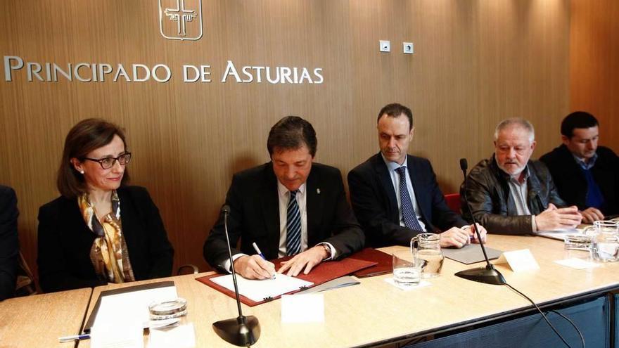 Por la izquierda, Belén Fernández, Javier Fernández, Alberto González, Antonio Pino y Javier Fernández Lanero, durante el acto de la firma de la alianza de las infraestructuras.