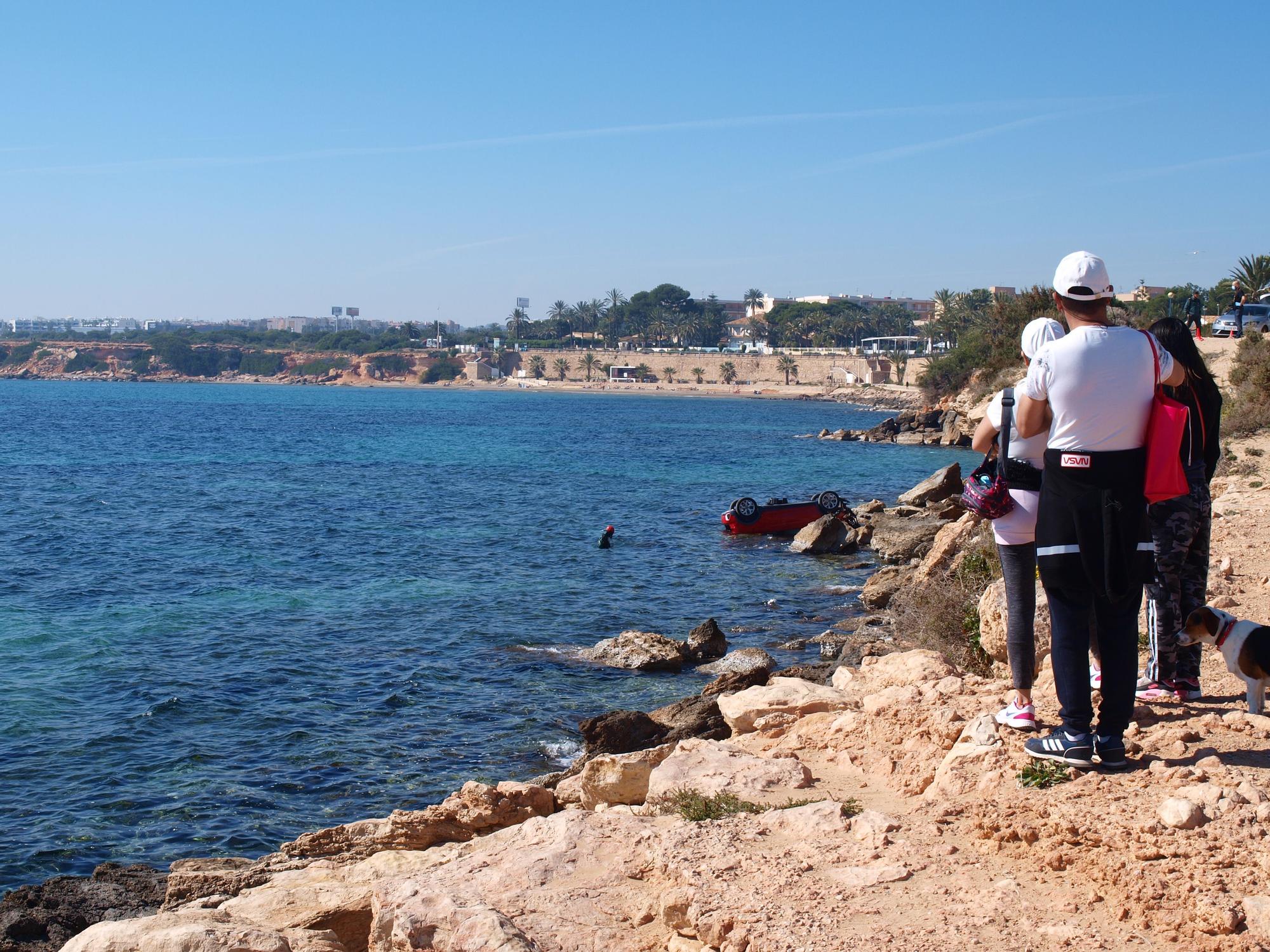 La Guardia Civil busca al conductor de un vehículo hallado en un acantilado de Punta Prima