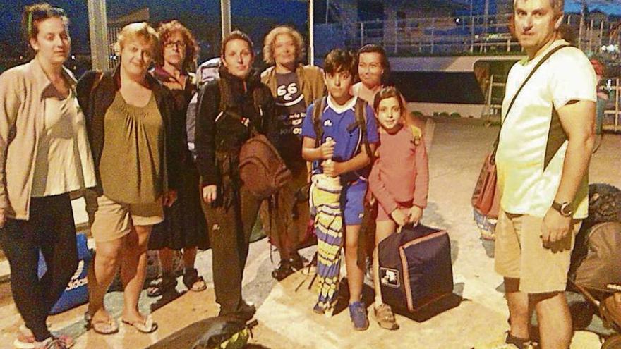 Un grupo de pasajeros afectados a su llegada por la noche al muelle de Cangas. // S.A.