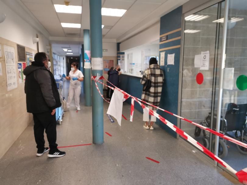 Usuarios, ayer, en el centro de salud de Cangas. | SANTOS ÁLVAREZ