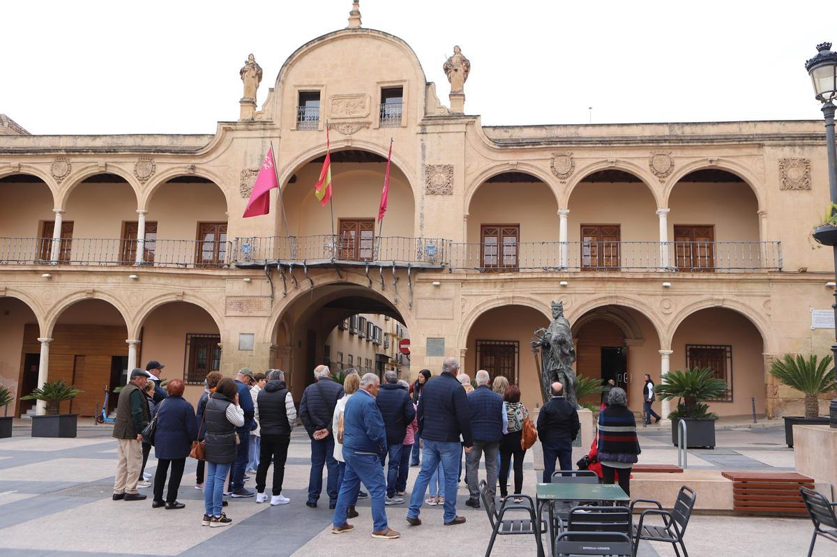 Imagen de archivo de un grupo de turistas visitando Lorca.