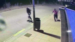 Una cámara captó a dos de los ladrones a la salida de un asalto en Málaga.