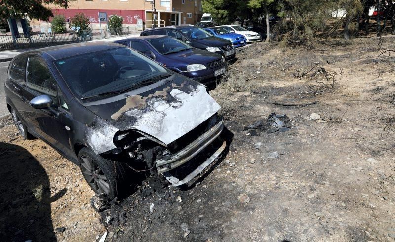 Incendio de cuatro vehículos en la calle Alhama de Aragón