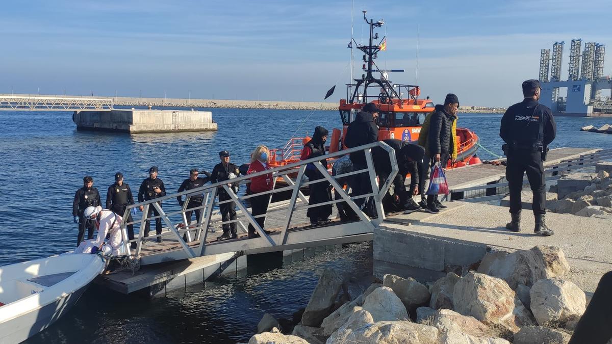 Un momento de la llegada de los inmigrantes de la patera al puerto de Alicante el martes.