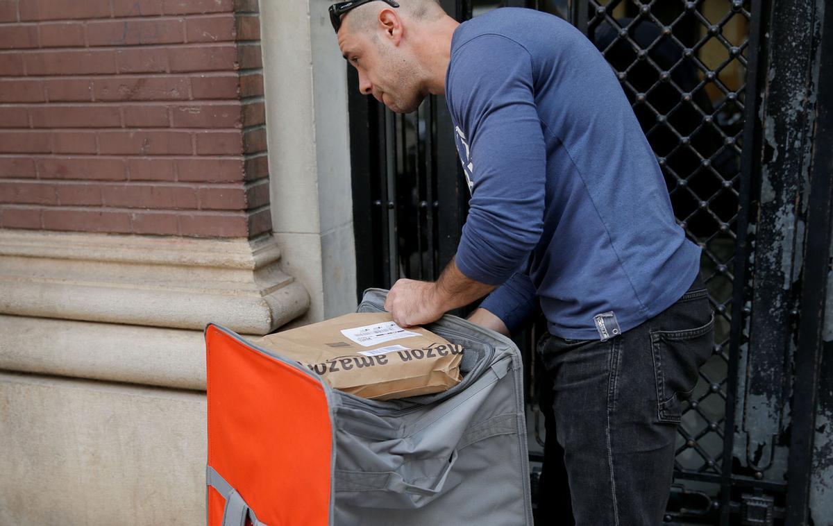VALENCIA Domingo comprando juguetes. Compras por internet. reparto de paquetes de Amazon. repartidores