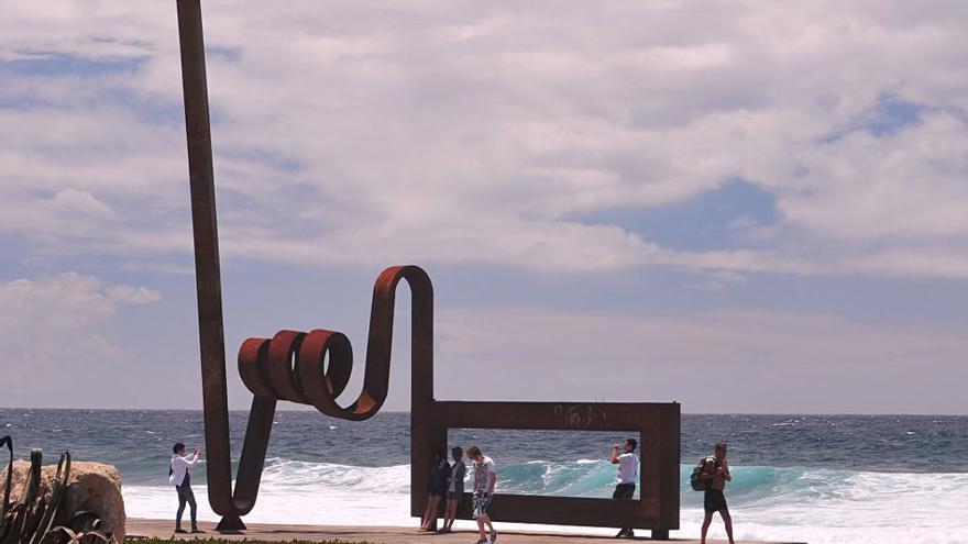 Grave tras ser recuperado de una parada cardiorrespiratoria en una playa de Tenerife