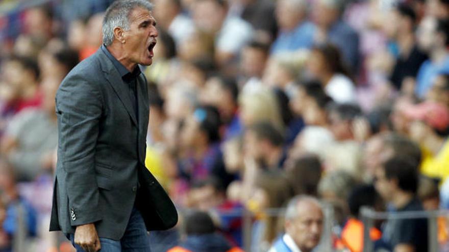 El entrenador de la UD Las Palmas, Paco Herrera, da instrucciones a sus jugadores en partido ante el FC Barcelona, de la sexta jornada de Liga en Primera División disputado entre ambos equipos en el Camp Nou.