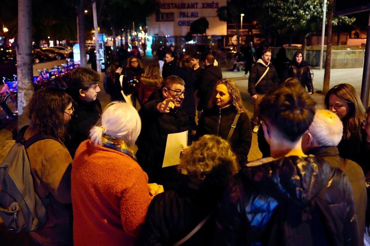 Juan Manuel narra sus vivencias al grupo de personas que le han acompañado en la ruta por los lugares de Badalona que marcaron su experiencia como 'sintecho'