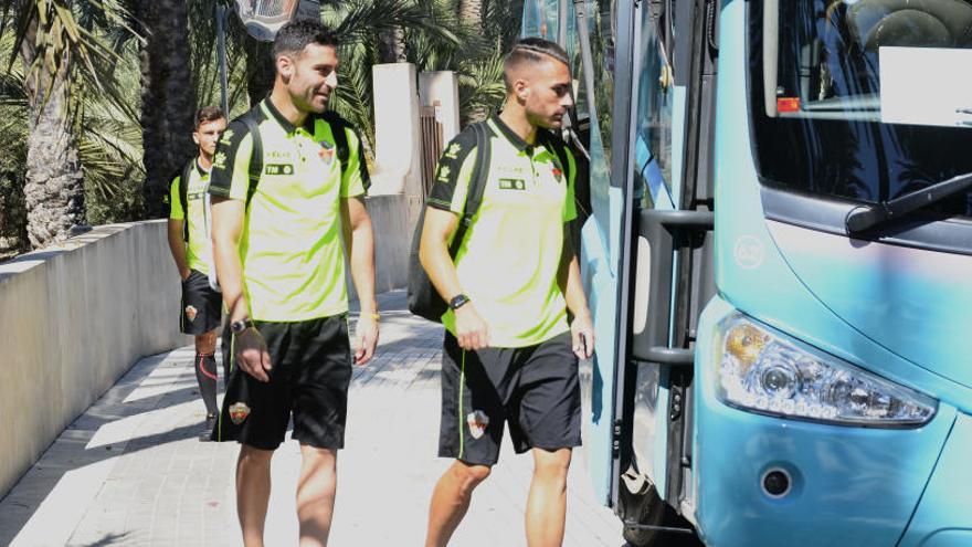 Benja y Xavi Torres, con Borja detrás, este mediodía montando en el autobús para ir al aeropuerto