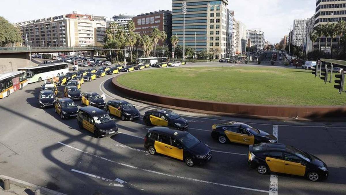 marcha lenta de taxis a la altura de la plaza de Cerdà.