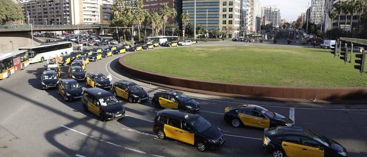 marcha lenta de taxis a la altura de la plaza de Cerdà.