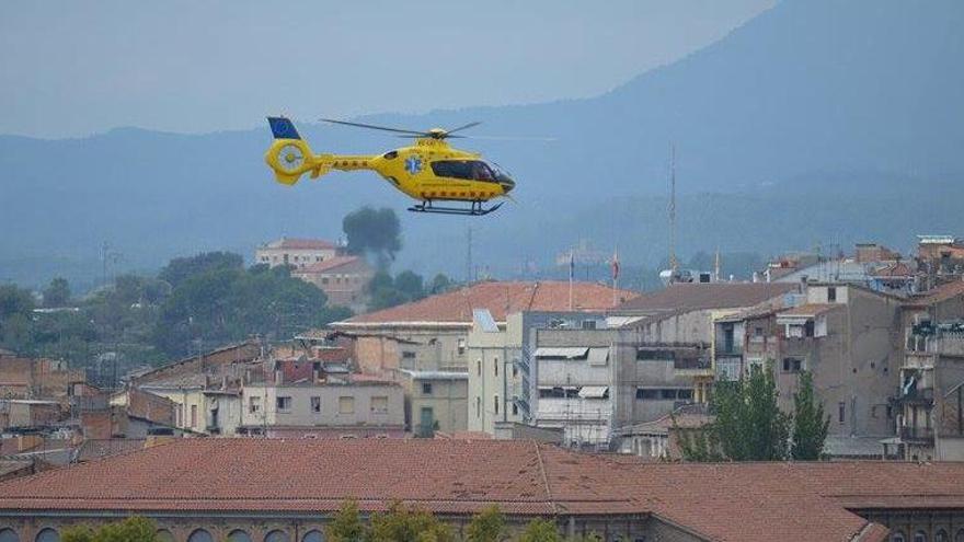 Imatge de l&#039;helicòpter sobre el pàrquing de les piscines.