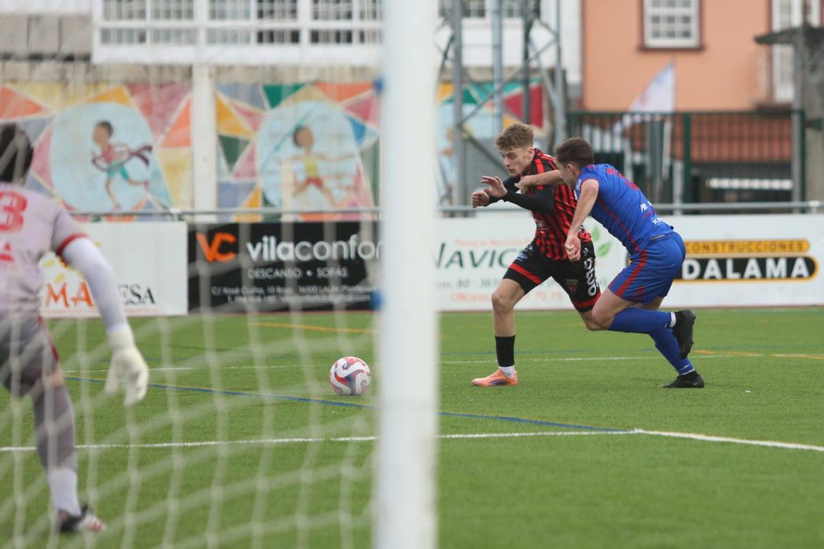 Manu Vilariño volvió a ser uno de los jugadores más incisivos del Lalín. | BERNABÉ
