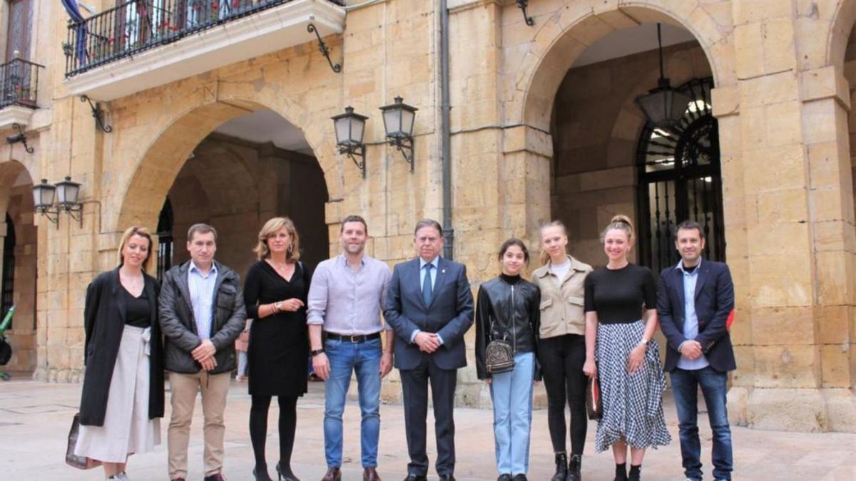 Camino Mateos, Ángel Villa, Conchita Méndez, Jesús Carballo, Alfredo Canteli, Flavia García, Kristina Lagutik, Eugenia Onopko y Pablo Carriles, ayer, antes de la presentación de los campeonatos de gimnasia de esta semana. | LNE