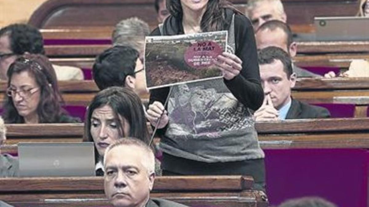 Núria Parlon, en una sesión de control al Govern, el pasado 24 de abril en el Parlament.