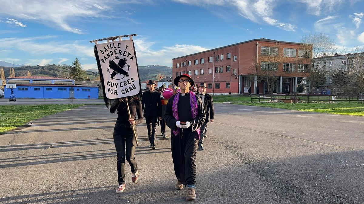EN IMÁGENES: Grado despide su carnaval y llora el enterro del moscón