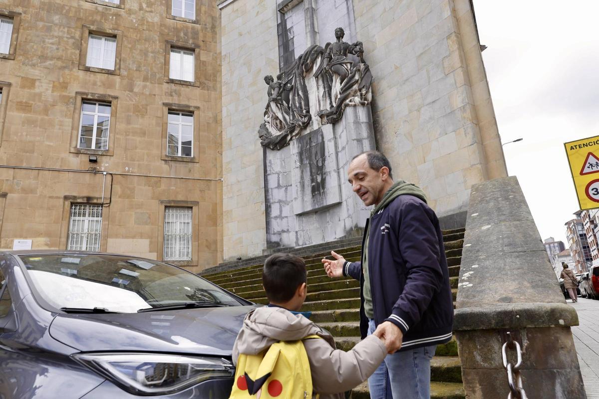Las familias del colegio de la Inmaculada valoran la posible retirada del monumento del Simancas (en imágenes) Las familias del colegio de la Inmaculada valoran la posible retirada del monumento del Simancas (en imágenes)