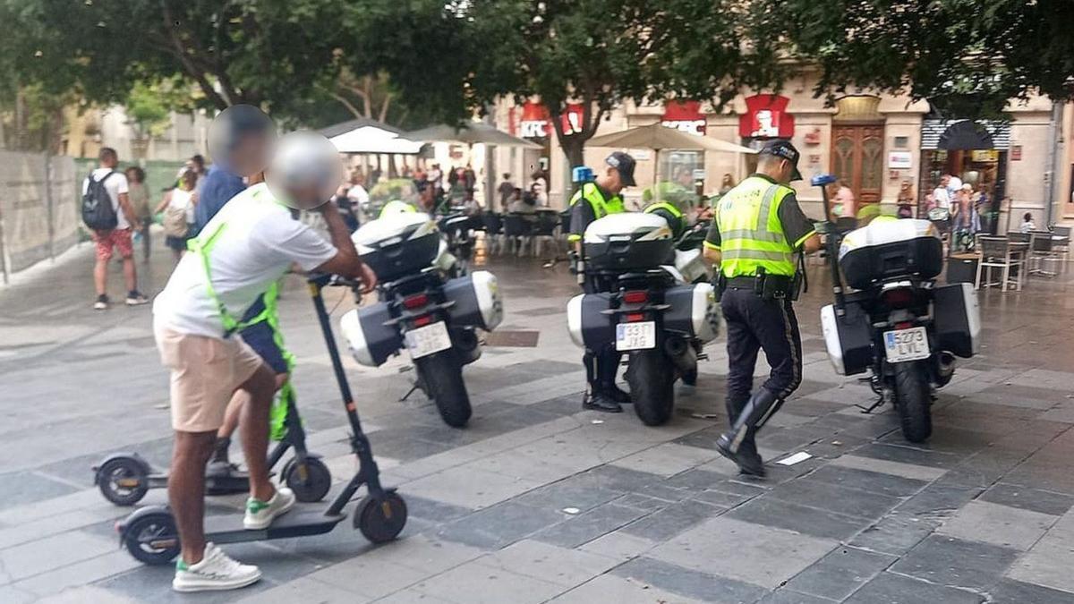 Die Polizei kontrolliert Rollerfahrer auf der Plaza España. FOTO: Policía Local