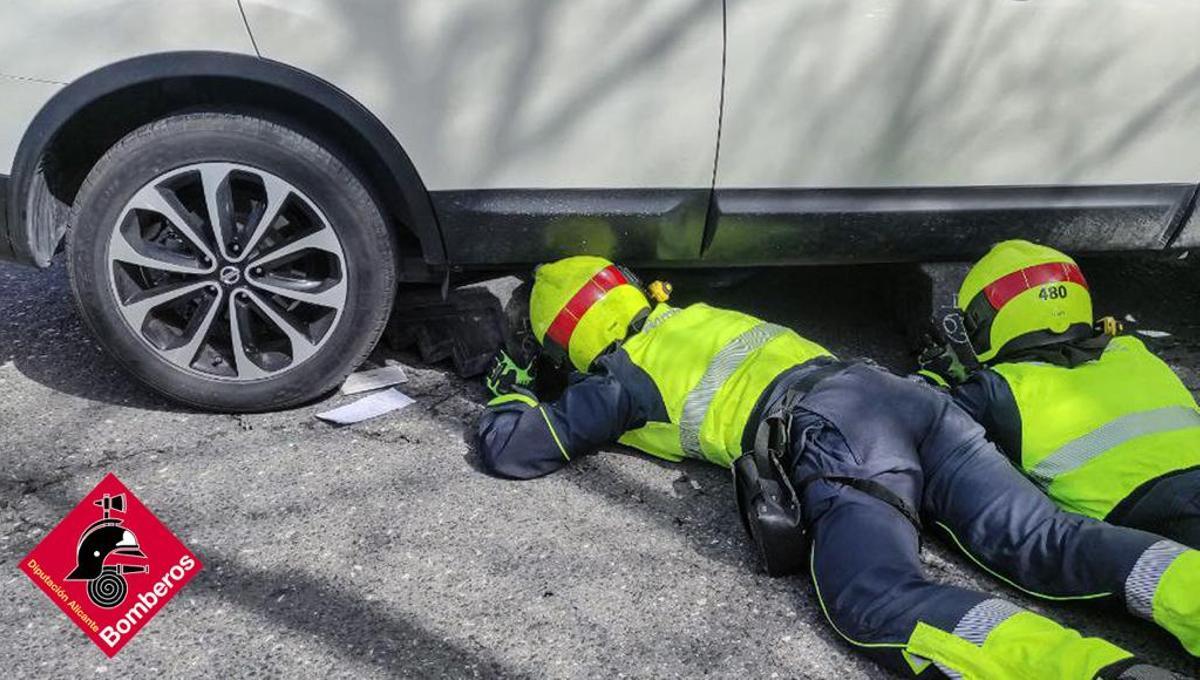 Los bomberos instalando el dispositivo para elevar el turismo y poder extraer a la víctima.