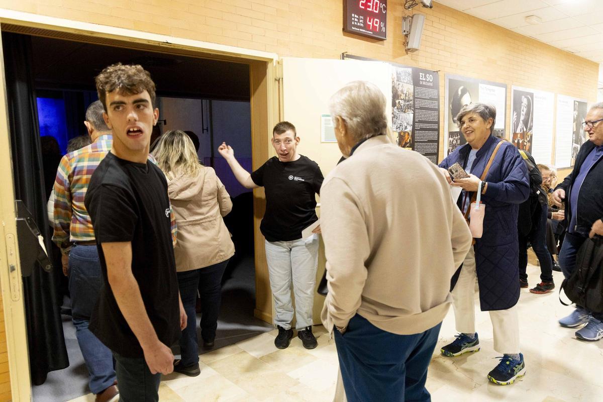 Personas con discapacidad intelectual, acomodadores en la Casa de Cultura de Mutxamel