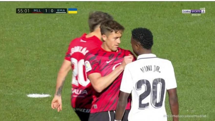 El gesto de Raíllo con Vinicius que enamora a la afición del Real Mallorca