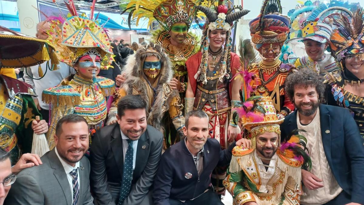 Los guionistas del programa de televisión El Hormiguero, Juan Ibáñez y Damián Mollá con concejales y carnavaleros en la presentación de Fitur.