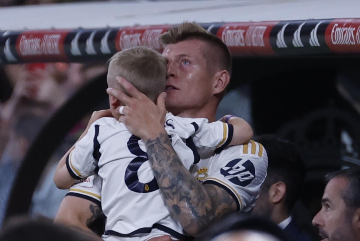 Toni Kroos, jugador del Real Madrid, abrazado a uno de sus hijos tras ser sustituido.