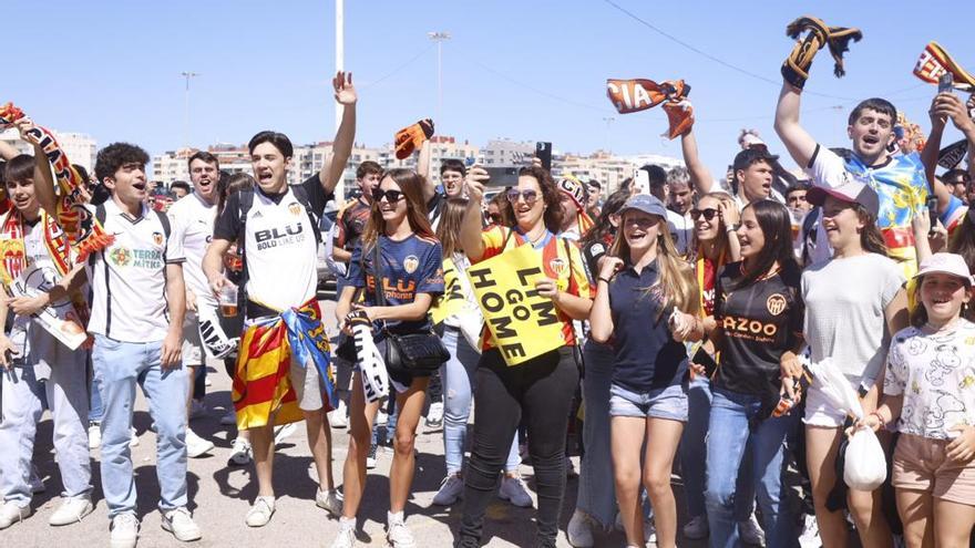 La afición del Valencia está animando al equipo desde antes encuentro