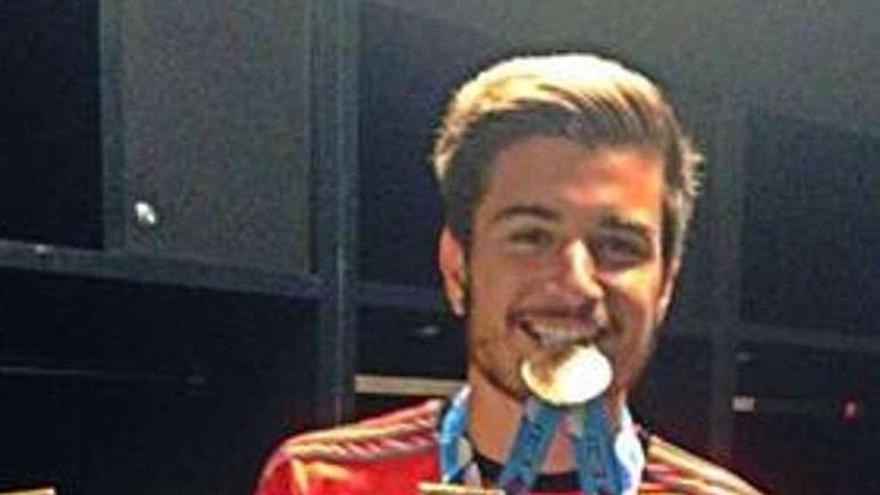 Mattheus posa con un trofeo y la camiseta del Flamengo. la opinión
