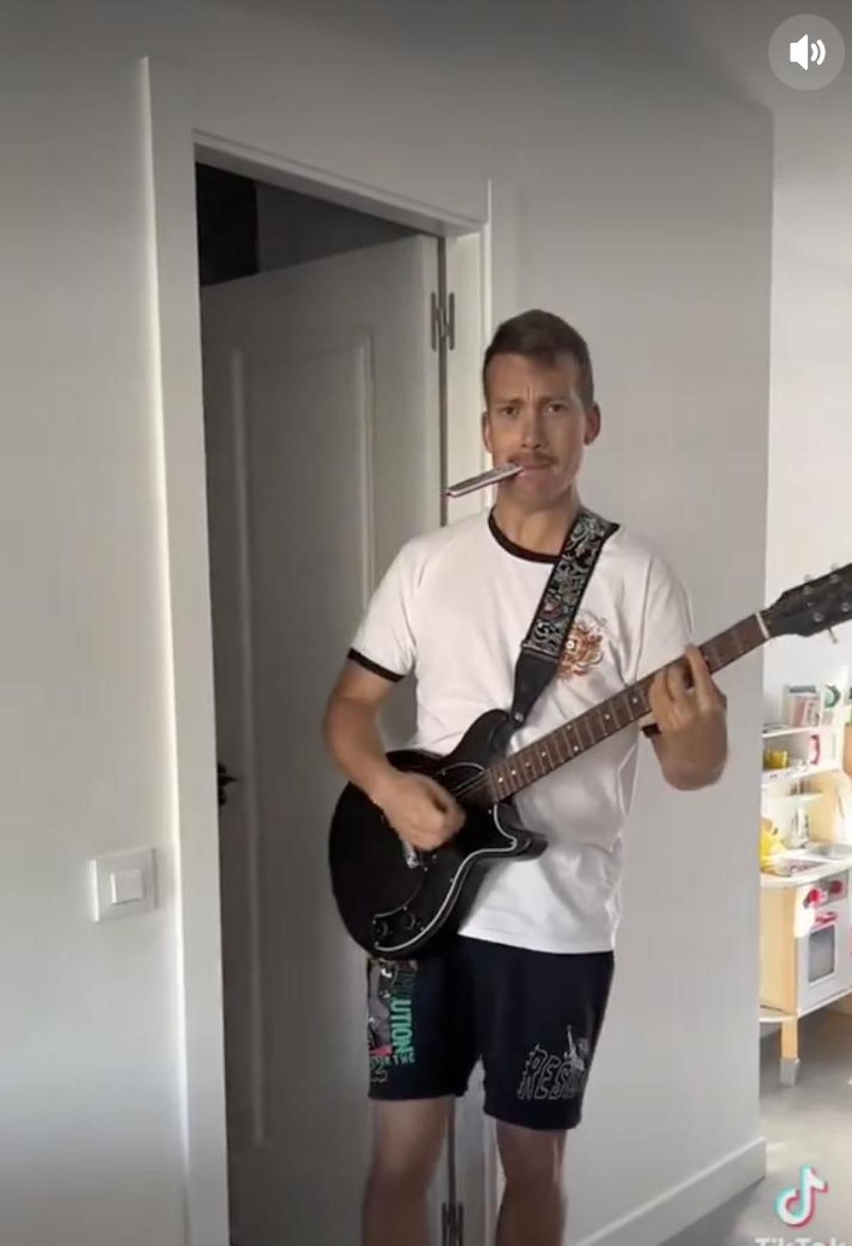 Grison saliendo una mañana cualquier del baño (palabrita de Marcos)