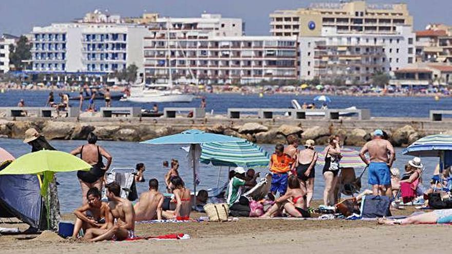 La badia de Roses que atrau milers de turistes.