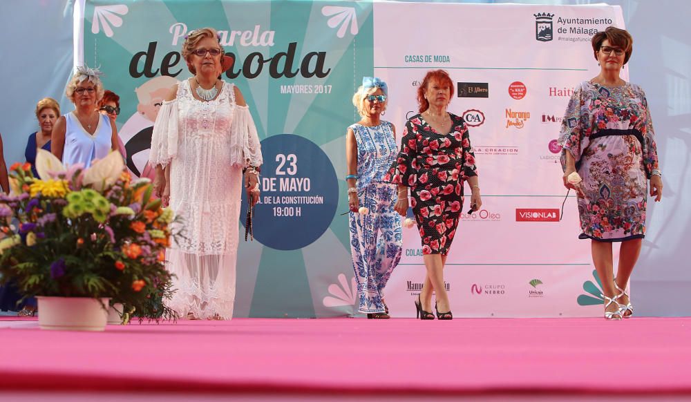 La Pasarela de Moda de la Semana del Mayor ha tenido como protagonistas a 132 modelos de entre 55 y 80 años, que han desfilado en la plaza de La Constitución.