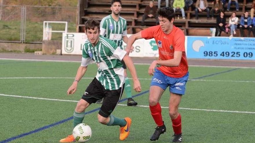 Pablo Sánchez controla el esférico en el duelo ante el Colunga.