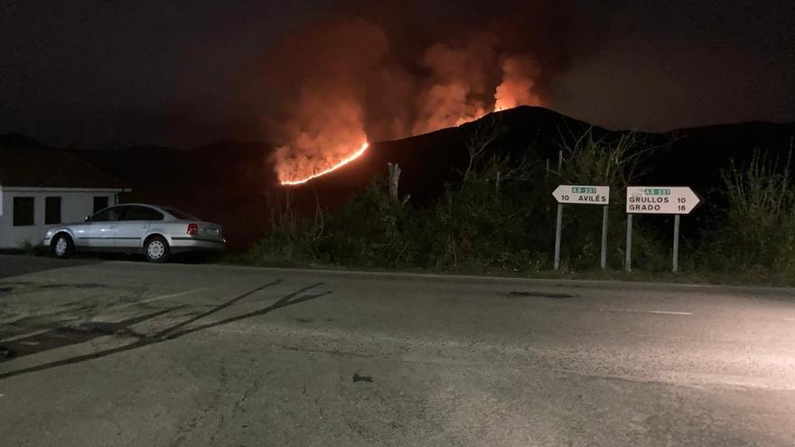 El fuego desde la carretera general que comunica Avilés y Grado.