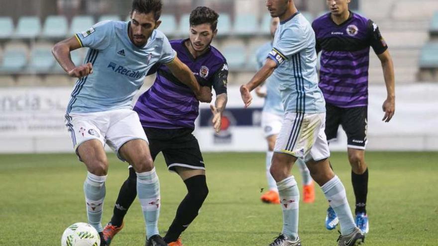 Borja Iglesias se lleva un balón en un lance del partido de ayer. // Óscar Navarro