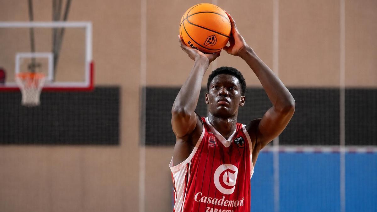 Keita, lanzando un tiro libre con la camiseta del Casademont Zaragoza
