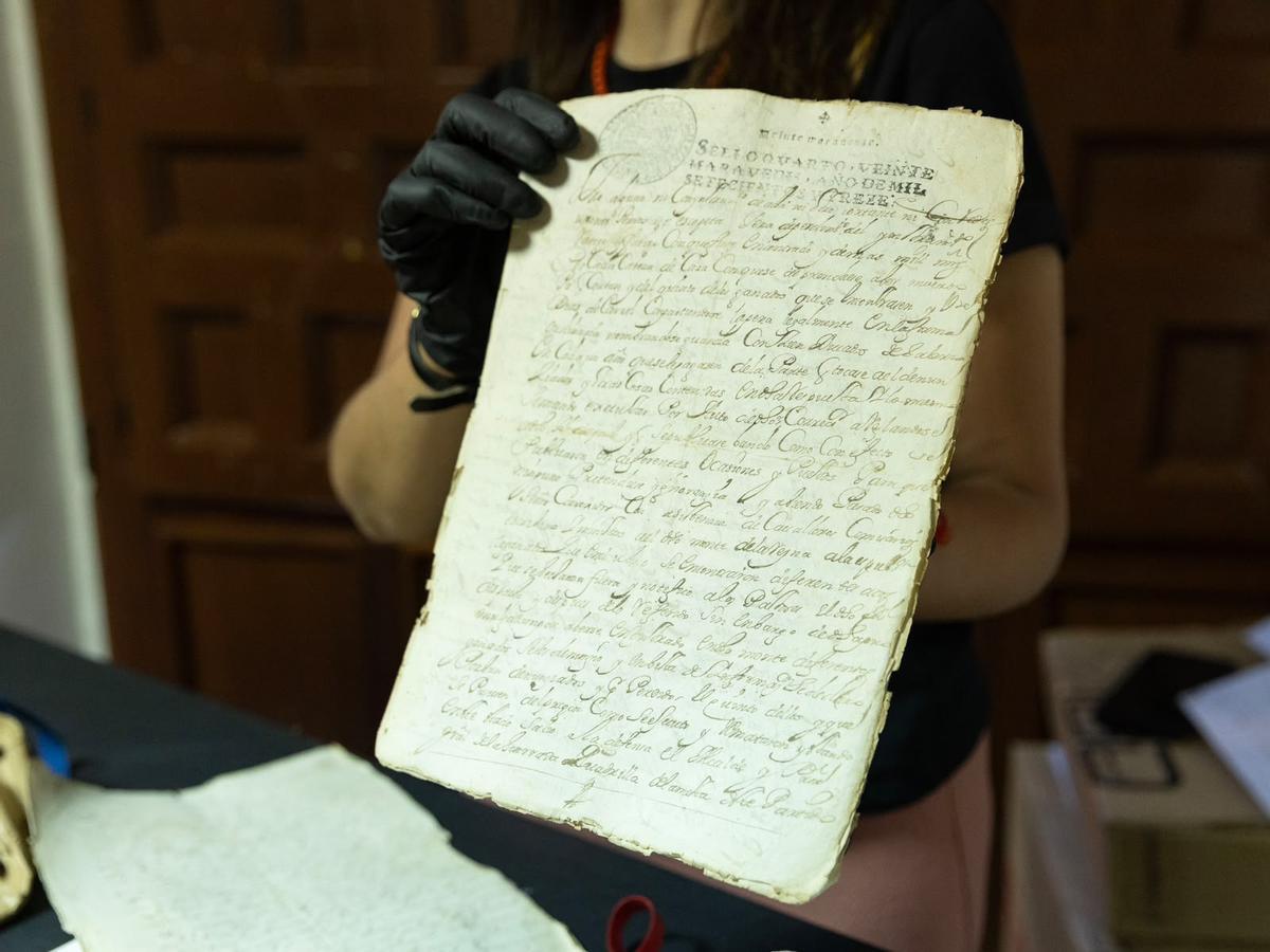 GALERÍA | Visita guiada al archivo histórico del Ayuntamiento de Toro