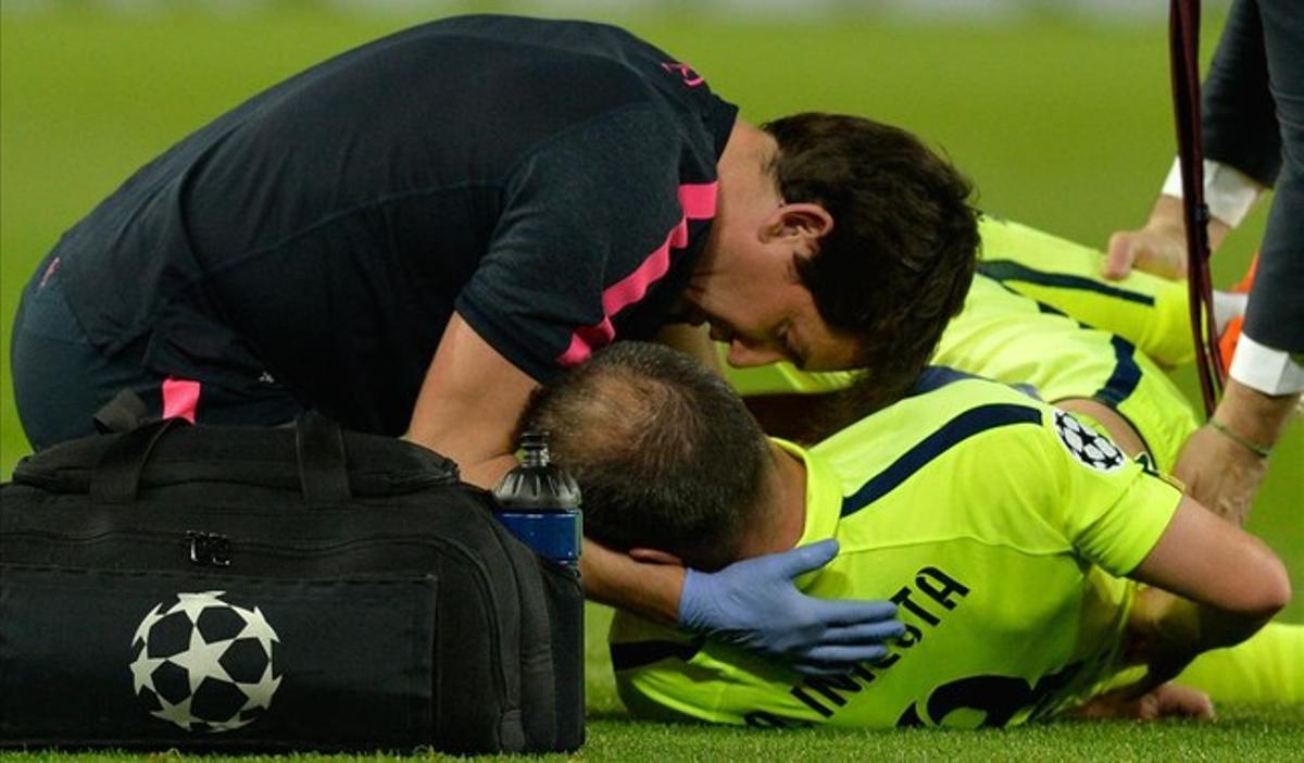 Iniesta és atès després de rebre el cop de Pastore a París. Iniesta és atès després de rebre el cop de Pastore a París.