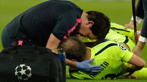 Iniesta és atès després de rebre el cop de Pastore a París.