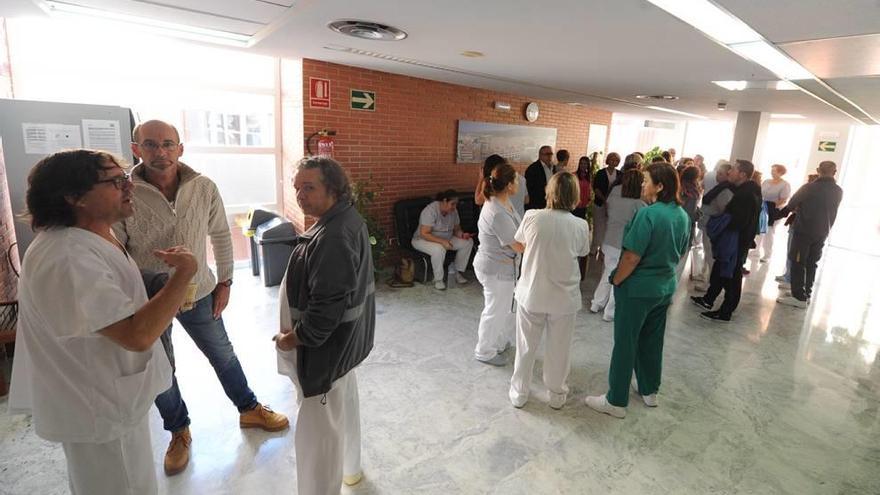 Plante de trabajadores de limpieza de la Arrixaca ayer en la zona de dirección del hospital.