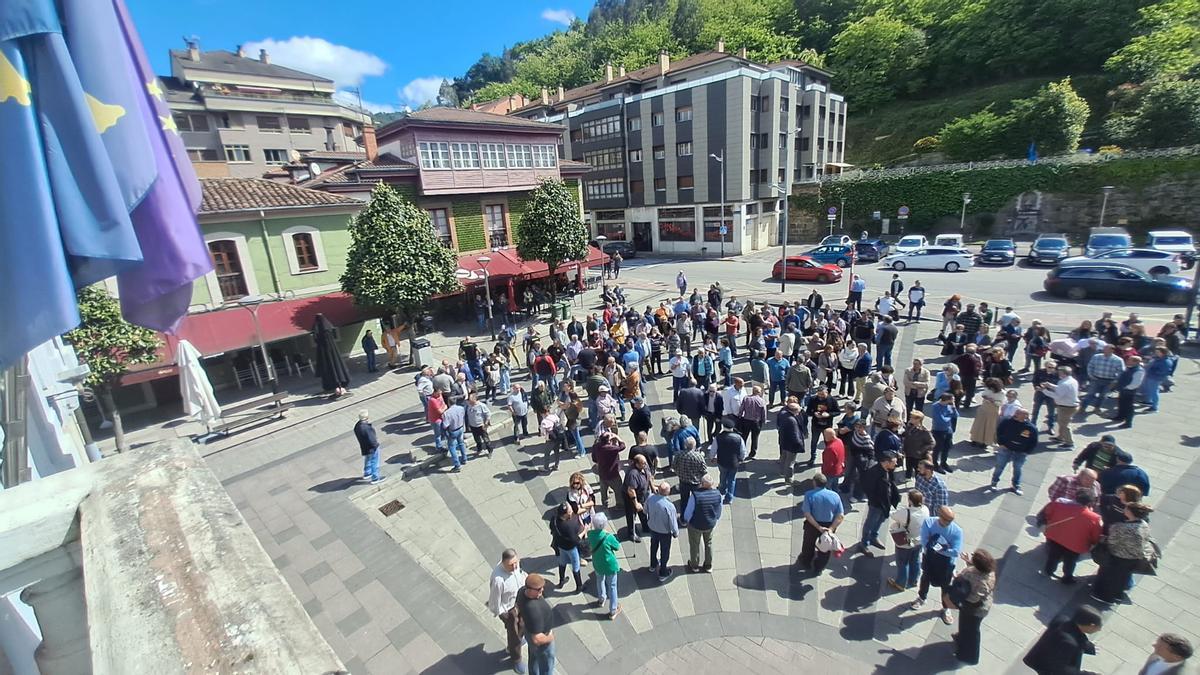 Ganaderos de Mieres y responsables políticos, este jueves, durante la concentración.